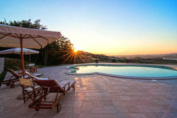 Ayuboa Reisen Ayurveda Yoga Villa Garulli Abendlicht Pool 6