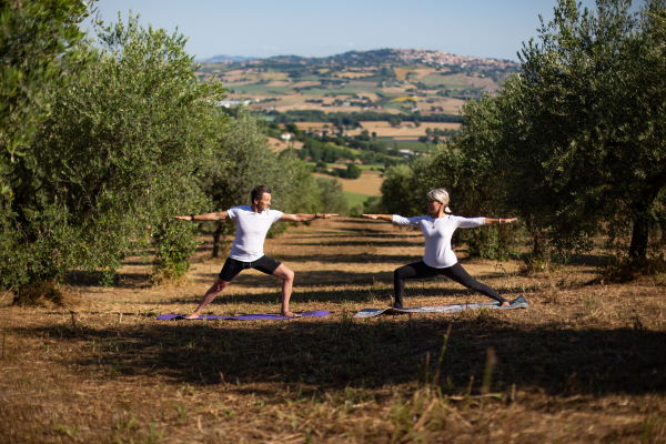 Ayuboa Reisen Ayurveda Yoga Villa Garulli Abendlicht Yoga Garten 6