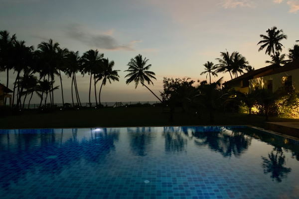 Ayuboa Reisen Ayurveda Yoga Ananada Resort Pool bei Nacht 6